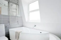Azura Home Design Baignoire d'angle ORIEGA 150 cm gauche avec tablier* Baignoire Asymétrique