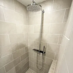 Essebagno Colonne de douche mécanique avec tablette chromée Apsara II* Colonne De Douche Mécanique