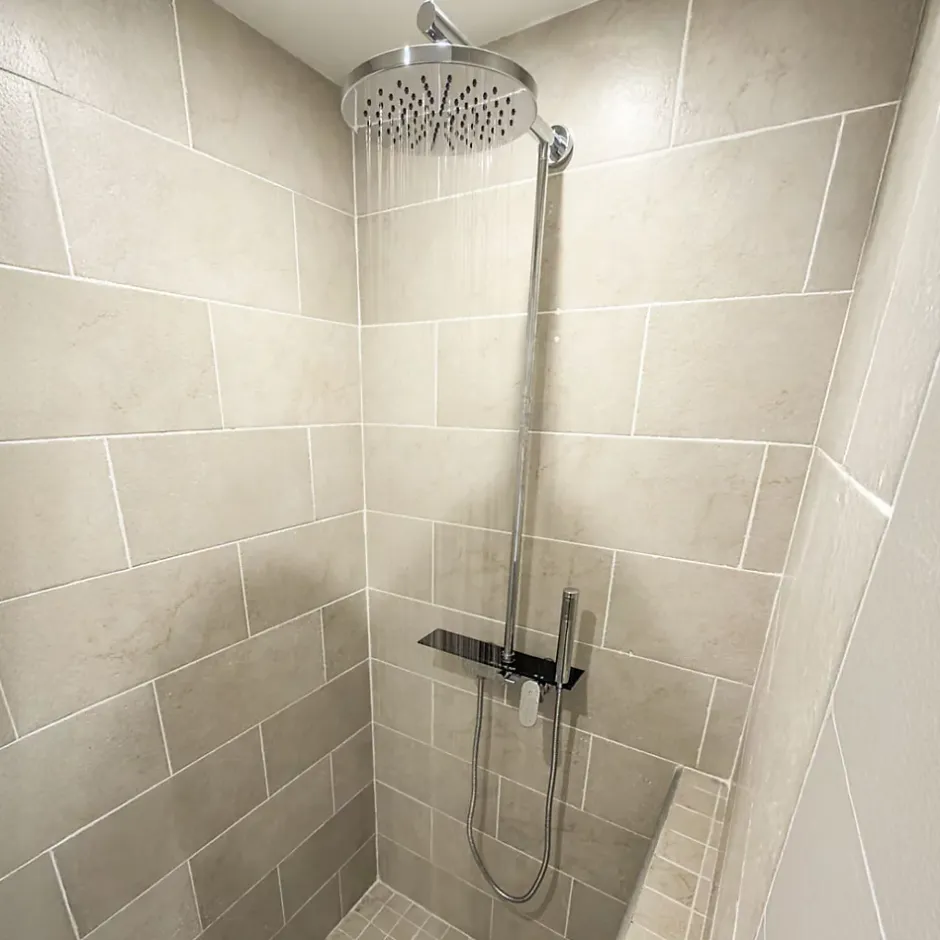 Essebagno Colonne de douche mécanique avec tablette chromée Apsara II* Colonne De Douche Mécanique