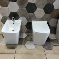 Laneri Couple de sanitaires au ras du mur et à poser ligne carré* Wc À Poser