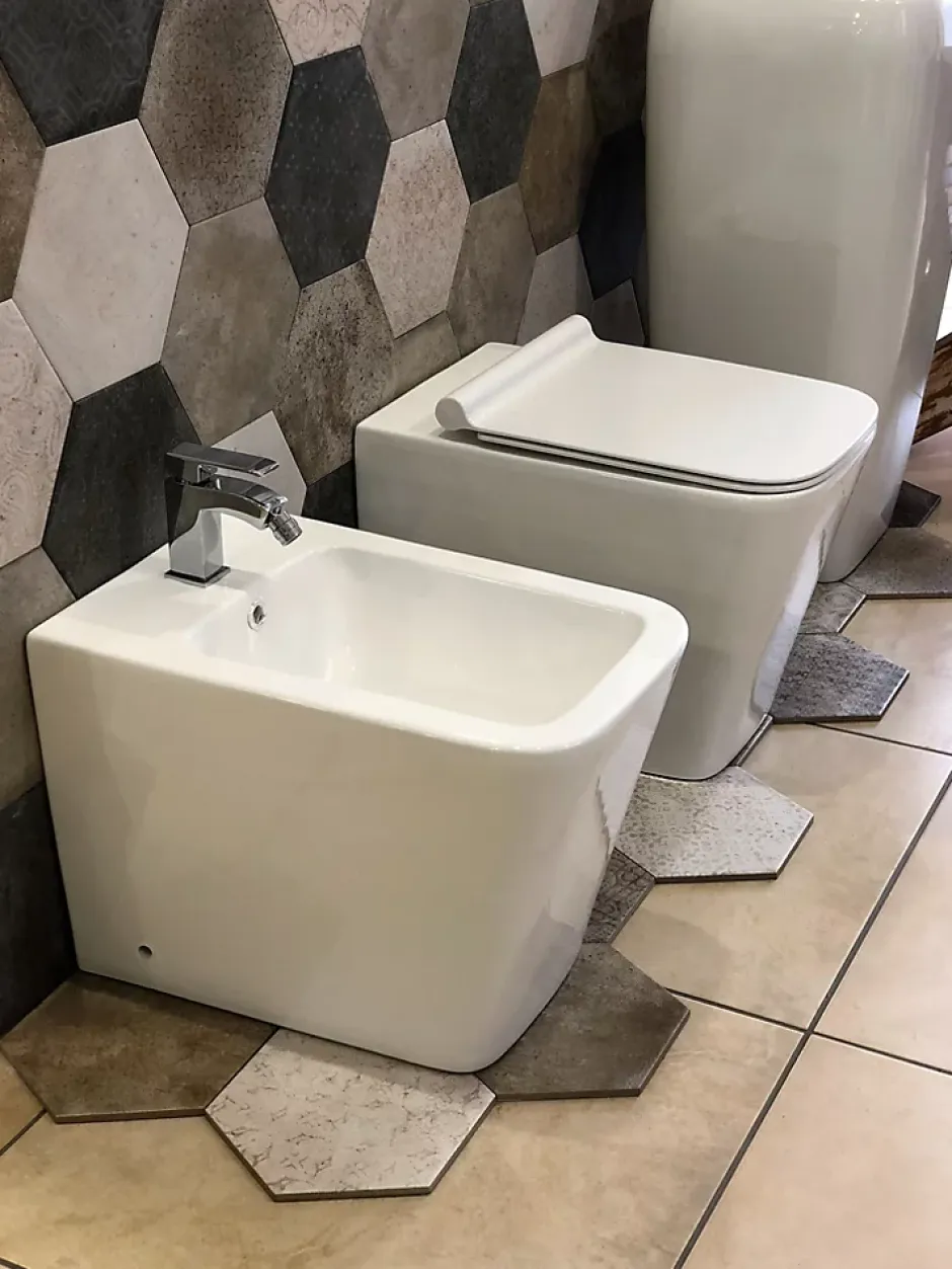Laneri Couple de sanitaires au ras du mur et à poser ligne carré* Wc À Poser