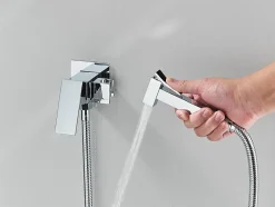Signature Mitigeur Chrome Encastré pour WC - Douchette Ergonomique, Résistante à la Corrosion, Installation Murale Discrète en Laiton.