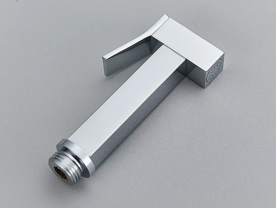 Signature Mitigeur Chrome Encastré pour WC - Douchette Ergonomique, Résistante à la Corrosion, Installation Murale Discrète en Laiton.