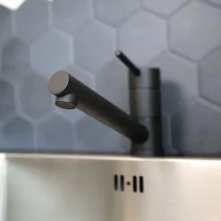 Essebagno Mitigeur de cuisine avec douchette noir Tubic