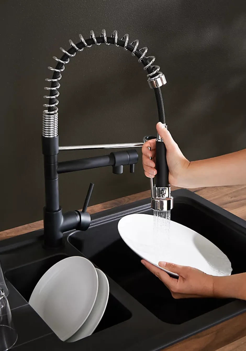 Cooke & Lewis Mitigeur de cuisine avec douchette noir et chrome H.48 cm, Bilbrough