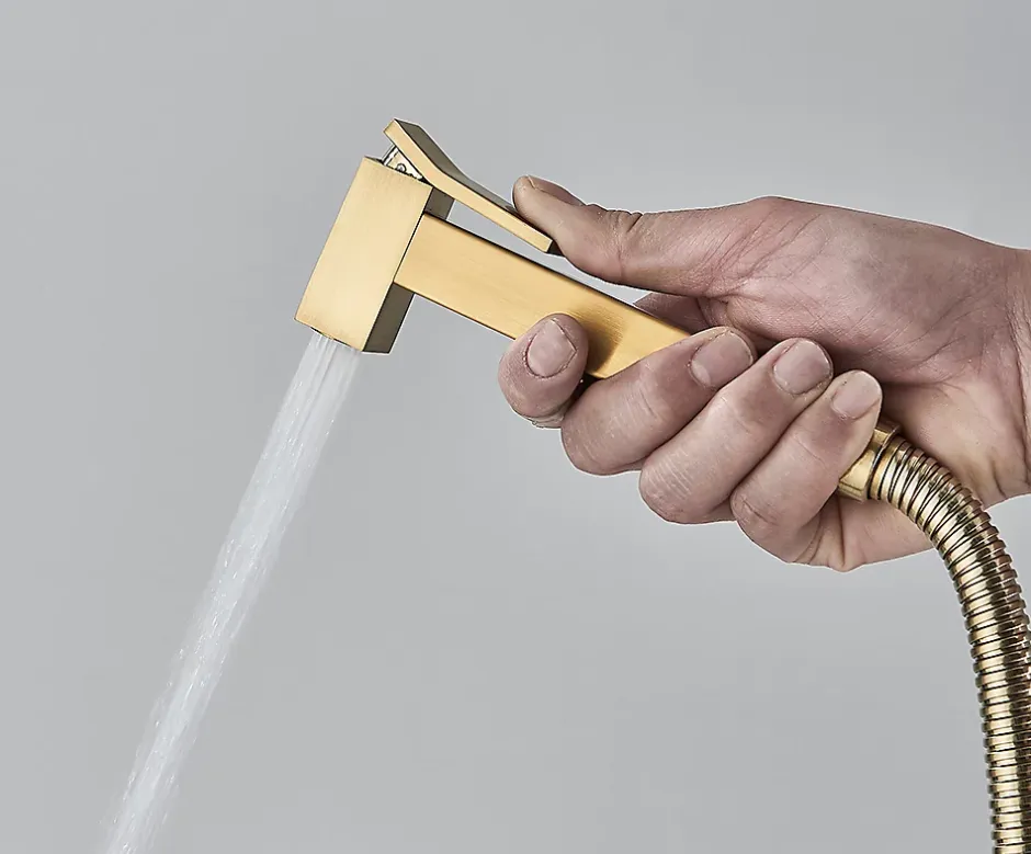 Signature Mitigeur Doré Encastré pour WC - Douchette Ergonomique, Résistante à la Corrosion, Installation Murale Discrète en Laiton Massif