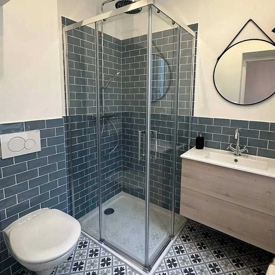Kassandra Paroi de douche accès en angle 2 verres fixes + 2 portes coulissantes YOKO 80 x 70 cm