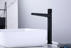 Bernstein Robinet pour lavabo vasque et évier design en laiton peu bruyant et avec aérateur économie d'eau - H. 31cm - Noir mat* Robinet Lave-Mains