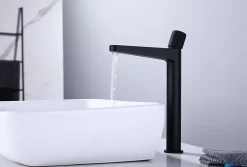 Bernstein Robinet pour lavabo vasque et évier design en laiton peu bruyant et avec aérateur économie d'eau - H. 31cm - Noir mat* Robinet Lave-Mains