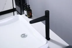 Bernstein Robinet pour lavabo vasque et évier design en laiton peu bruyant et avec aérateur économie d'eau - H. 31cm - Noir mat* Robinet Lave-Mains